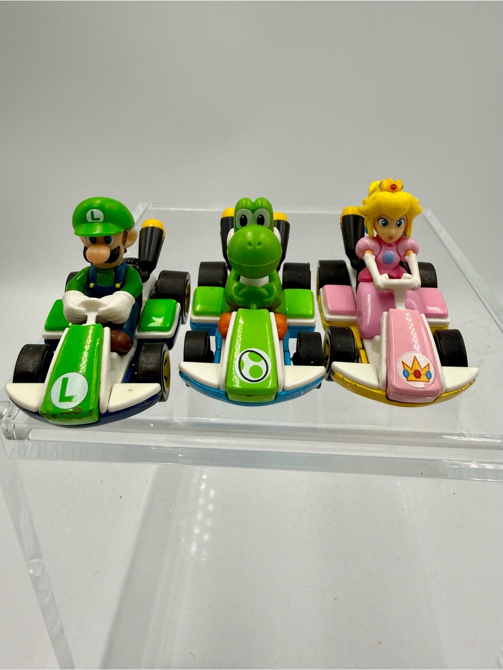 Nintendo Hot Wheels Mario Kart 1:64 Die-Cast Cars, Yoshi peach Luigi